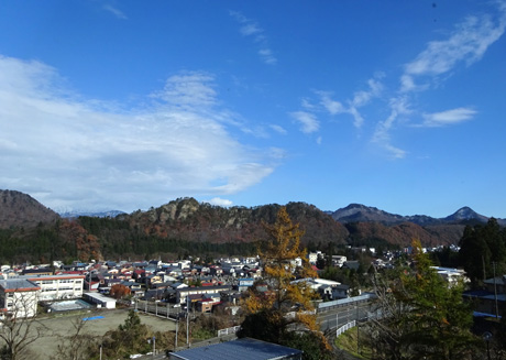 津川の街と麒麟山